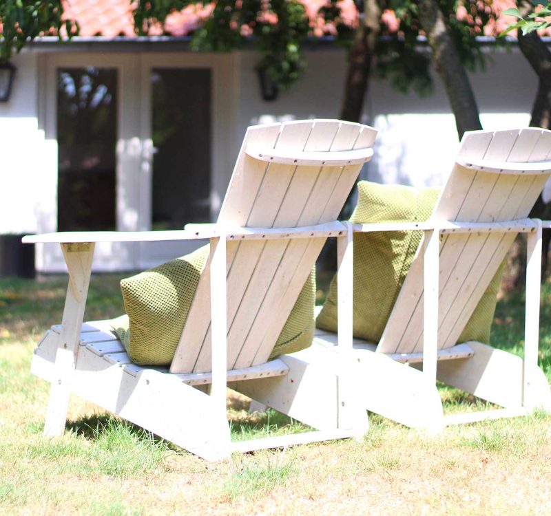 Zonnestoelen in de tuin bij Hoeve Linnerveld