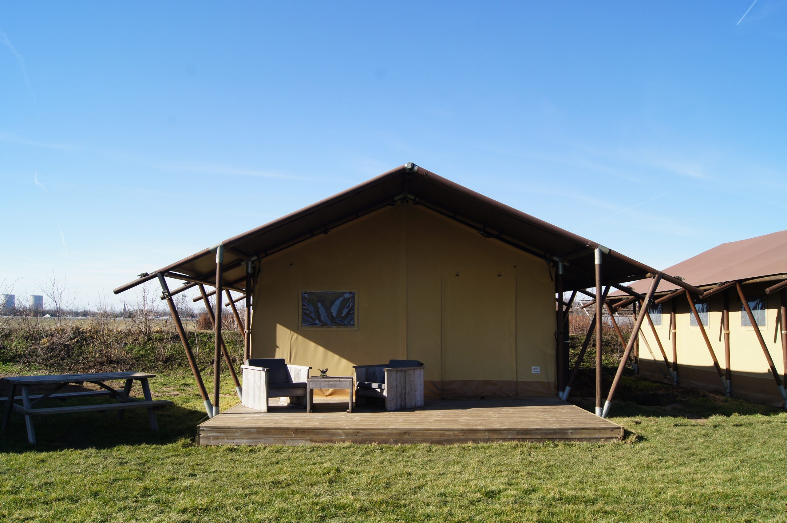 Vooraanzicht Luxe Safaritenten bij Hoeve Linnerveld