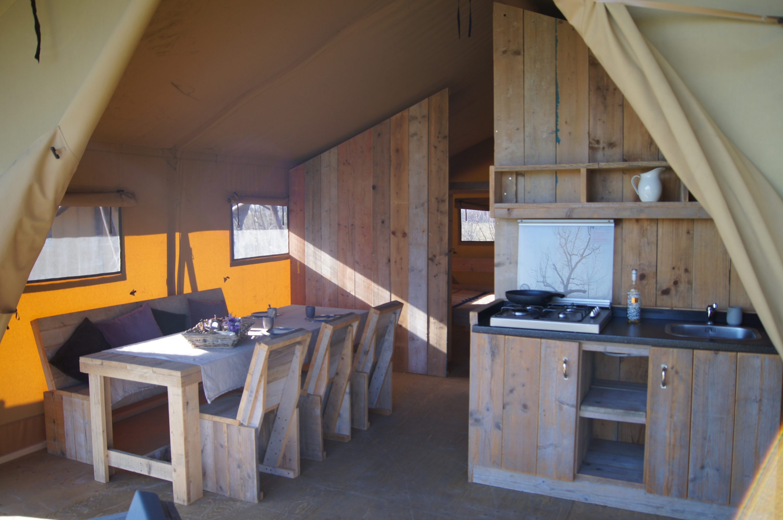 Woonkamer in Luxe Safaritenten bij Hoeve Linnerveld