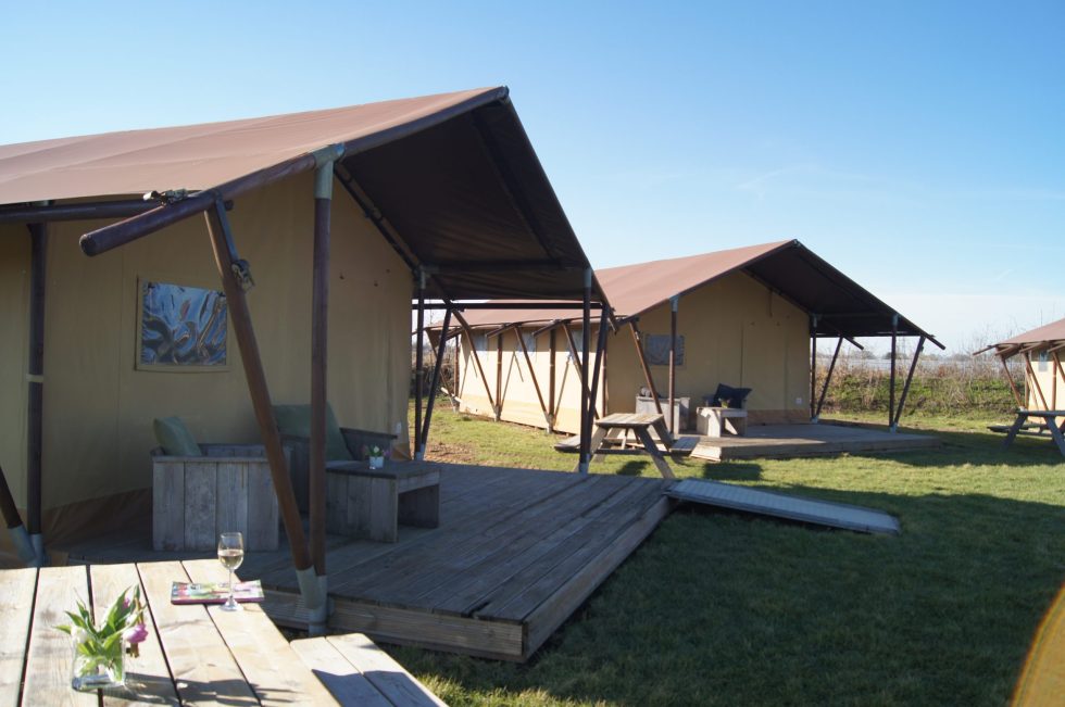 Zonnige ochtend bij Luxe Glamping tenten op Hoeve Linnerveld